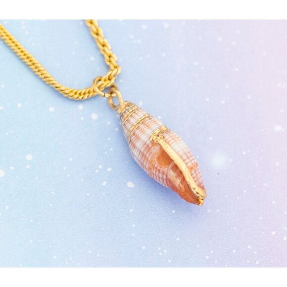 Vintage Elegant Tropical Shell Necklace | Gold Tone Necklace | 21 inch | J9 - Picture 1 of 4